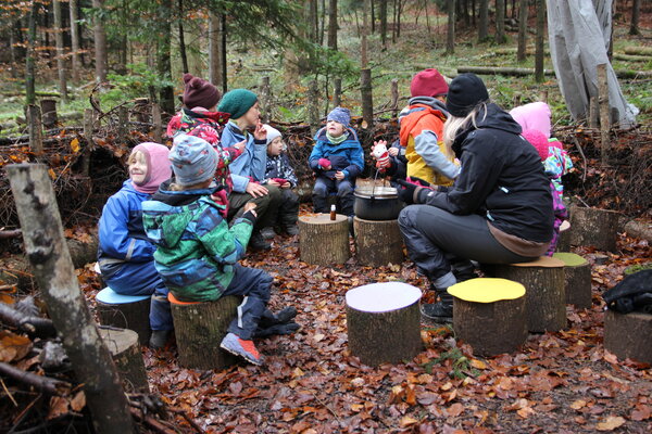 Die Kinder des Waldkindergarten Boppartshof stärken sich bei einem Znüni.