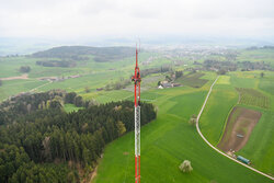 Auch in Boxloo in Rossrüti bei Wil SG misst die Axpo seit vergangener Woche mit Hilfe eines Windmessmast die Windstärke. Bild: Axpo/Roman Gaigg